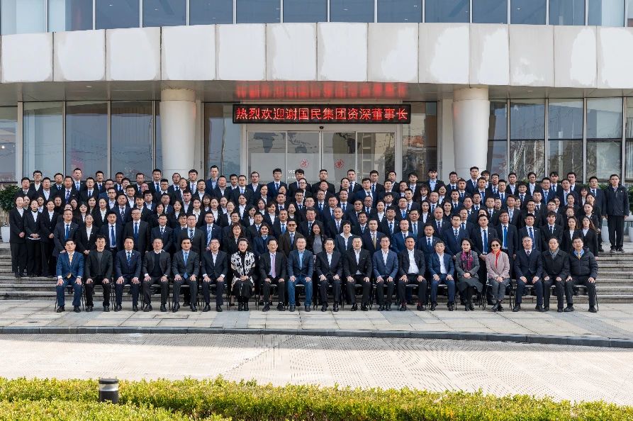 謝國民集團資深董事長與集團各事業(yè)及正大慈溪現(xiàn)代農(nóng)業(yè)生態(tài)產(chǎn)業(yè)園相關(guān)負責人、年輕干部合影留念.jpg